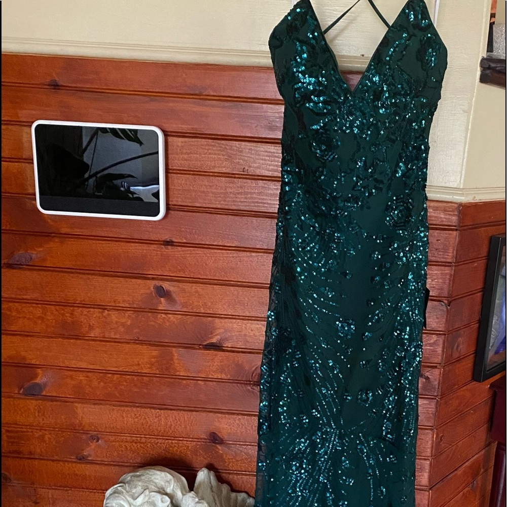 Beautiful green prom/evening dress size medium brand new.